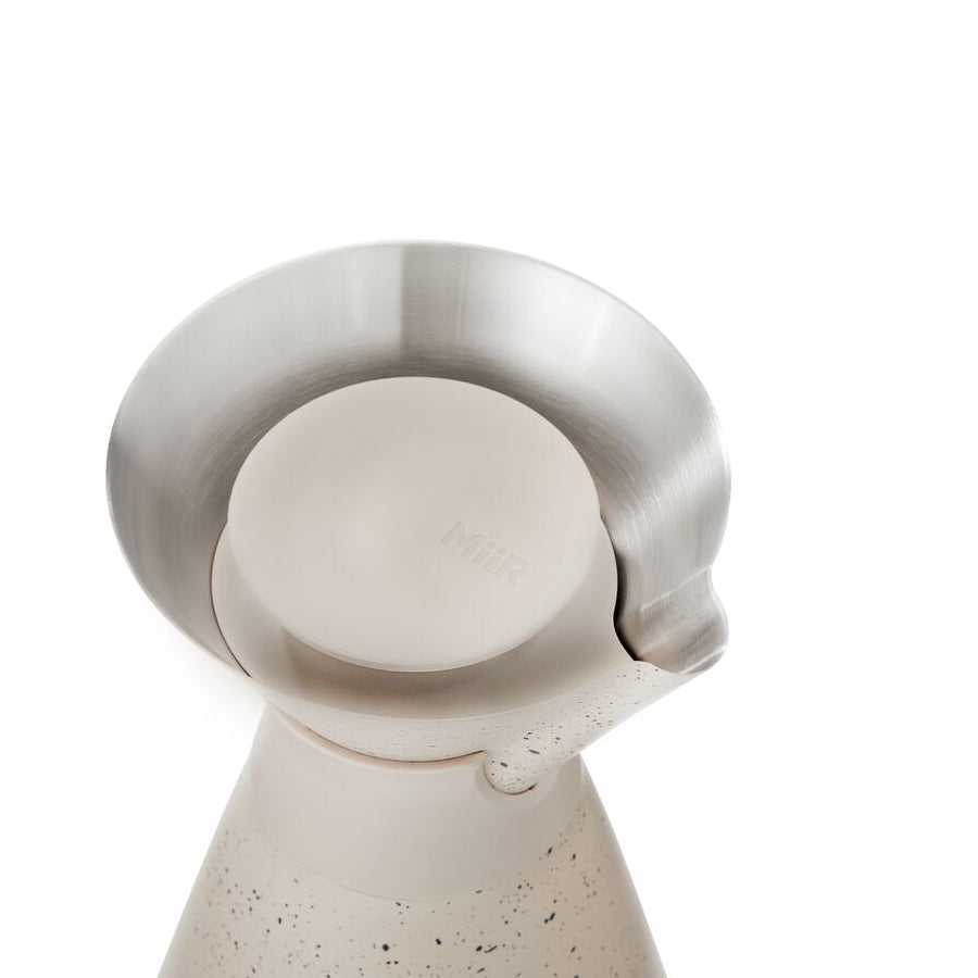 new-standard-carafe-b0 WebPDP-33oz_New_Standard_Carafe_Desert_Tan_Speckle_Studio__CAR1SVOS224_45_Lid_On.jpg