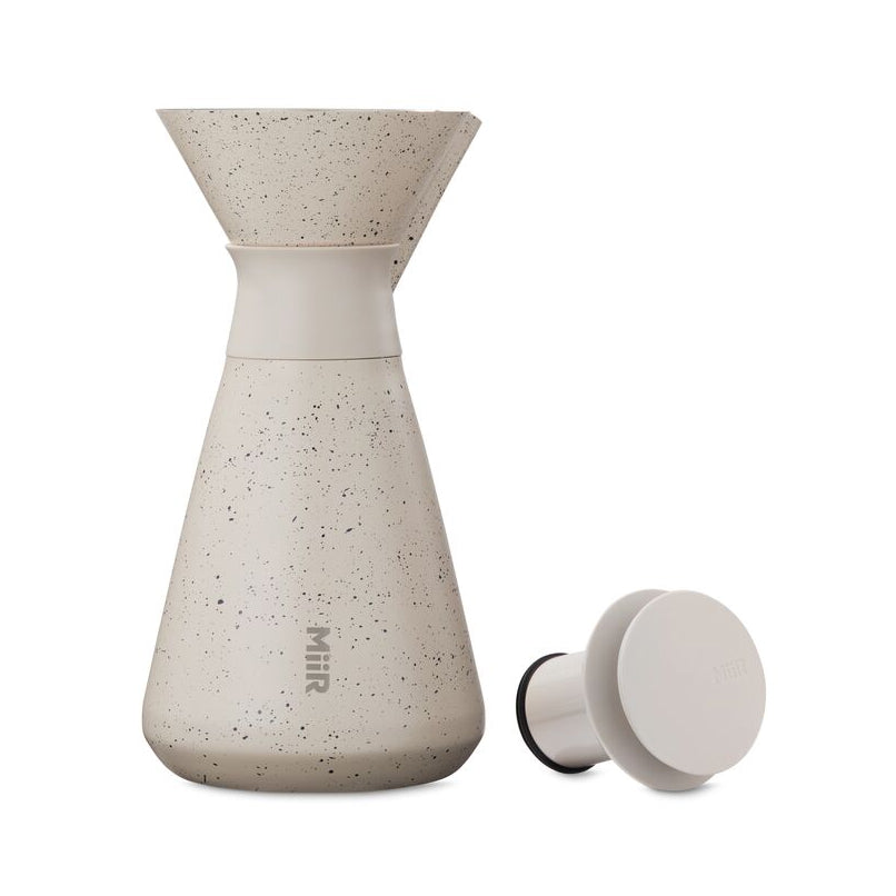 new-standard-carafe-b0 WebPDP-33oz_New_Standard_Carafe_Desert_Tan_Speckle_Studio__CAR1SVOS224_Front_Lid_Staged.jpg